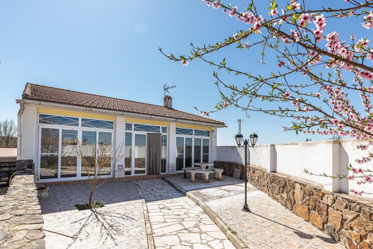 Waou Deluxe Cottage Titulcia Bagian luar foto