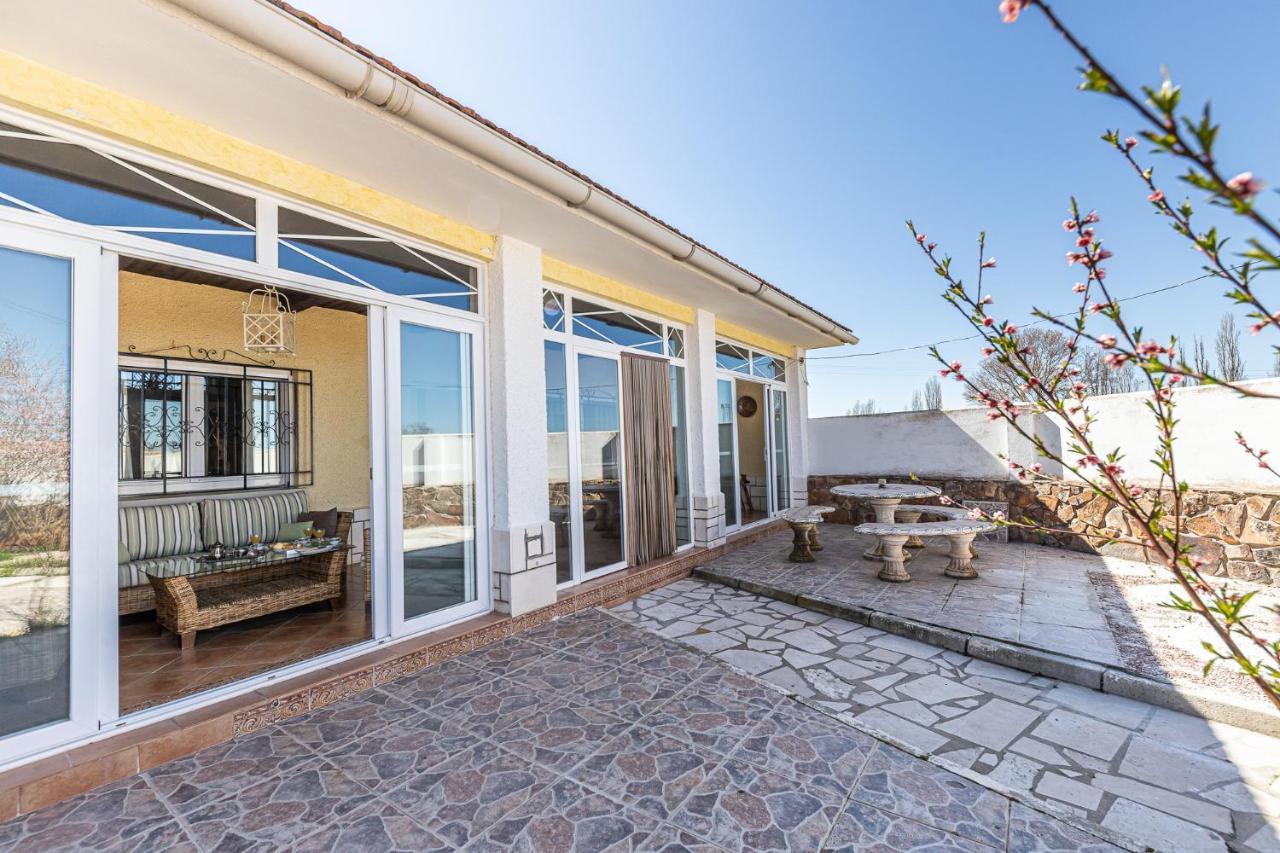 Waou Deluxe Cottage Titulcia Bagian luar foto